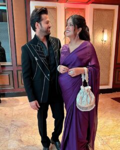 Ishita Dutta Instagram - What a fun night with my fav @vatsalsheth 

Yes I am officially obsessed with this color and yes you will see me in this shade till I get over it 😝

Styled by @natashaabothra
With @mausmi_mitra_
Saree @swtantraofficial @entertainmenttleo9
Jewellery  @miranabymegha
Potli @potlighar

Vatsal’s outfit @_umangmehta
