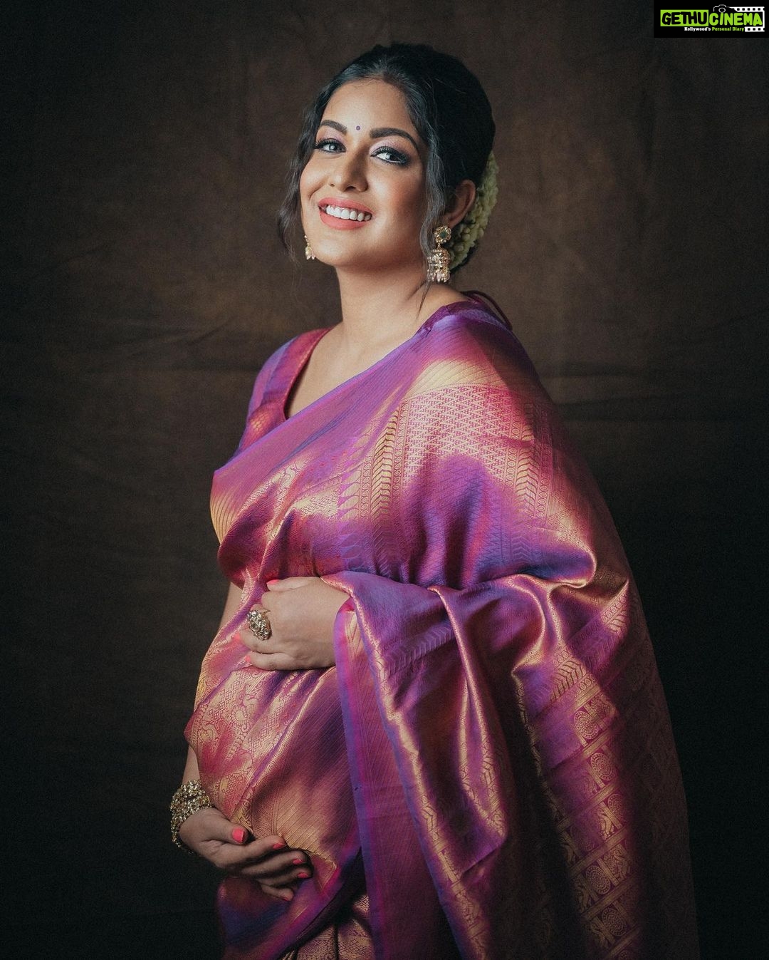 Ishita Dutta Instagram - My love for sarees and this color…. #borderlineobsessed 💜 Styled by: @styleitupbyaashna Shot by: @deepak_das_photography @kakali_das_photography Outfit: @karagiri_ethnic Earrings: @kushalsfashionjewellery Hair & makeup by: @makeoverbysejalthakkar @celebsmakeupbysejal @kamalpalanhairstylist