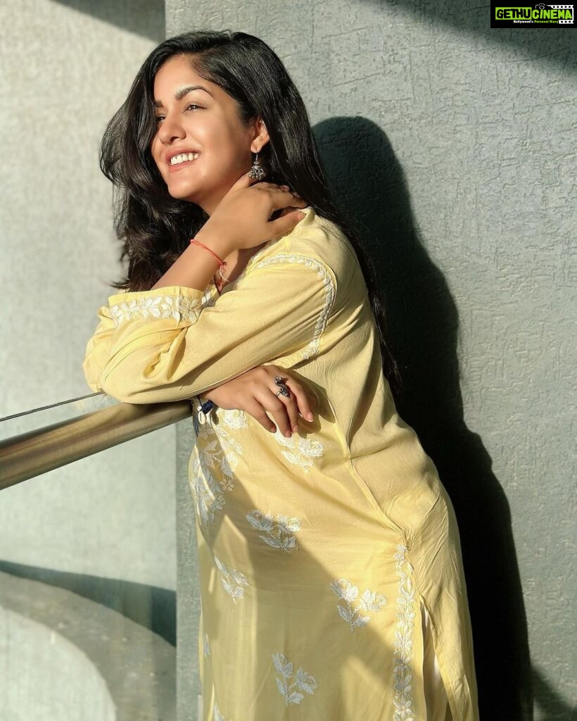 Ishita Dutta Instagram - Taking in all the vitamin D before the monsoons hit ☀️ Outfit: @zubeida_diaries Styling: @styling.your.soul Brand Pr: @socialpinnaclepr