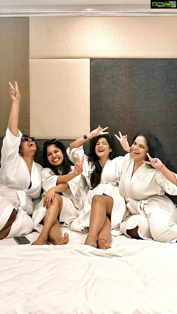 Ishita Dutta Instagram - Now that’s what I call a perfect weekend getaway ❤️ Fun, Food, and late night conversations and a much needed break from our day to day life ❤️❤️❤️ Thankyou @holidayinnmumbai for the perfect weekend staycation and pampering us with only the best. If you are looking for good food, great service and a quick getaway then this is the place to go to… @univisionphotography @curlycurvybrowngirl @beenthere_donethat2018 @kirtipanchal @ramya.balan