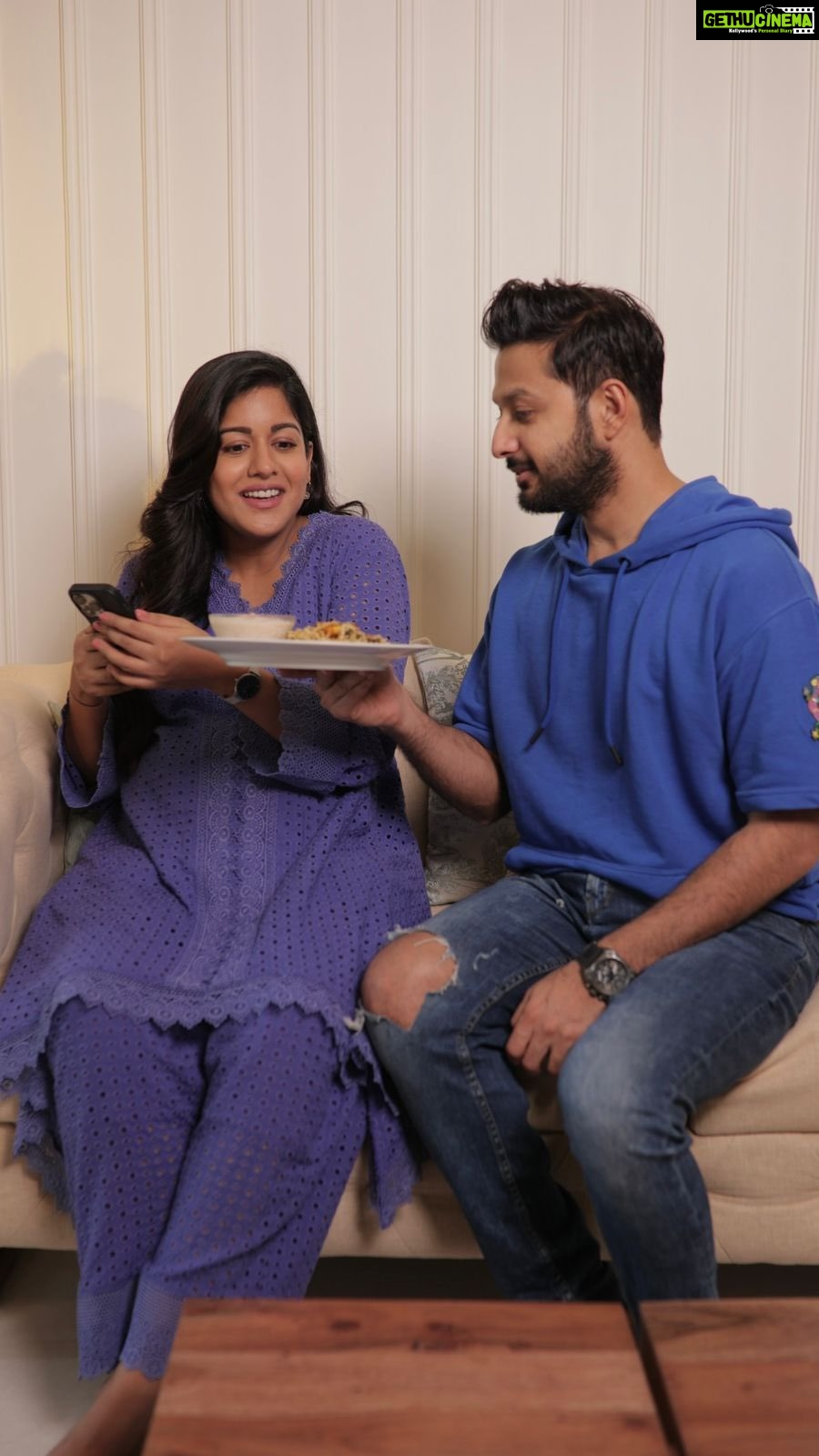 Ishita Dutta Instagram - Ab biwi ko impress karna hai aur bhi aasan…banaiye authentic Hyderabadi Biryaani with Daawat Biryani Kit Aap bhi banaye...but kaise...biwi ko mat bataye. 🤫 @daawatofficial #AuthenticBiryaniwithDaawat #DaawatBiryaniKit #DaawatTheFinest #Daawat #BiryaniLovers #BiryaniCravings #HyderabadiBiryani #ChickenBiryani #VegBiryani #ad