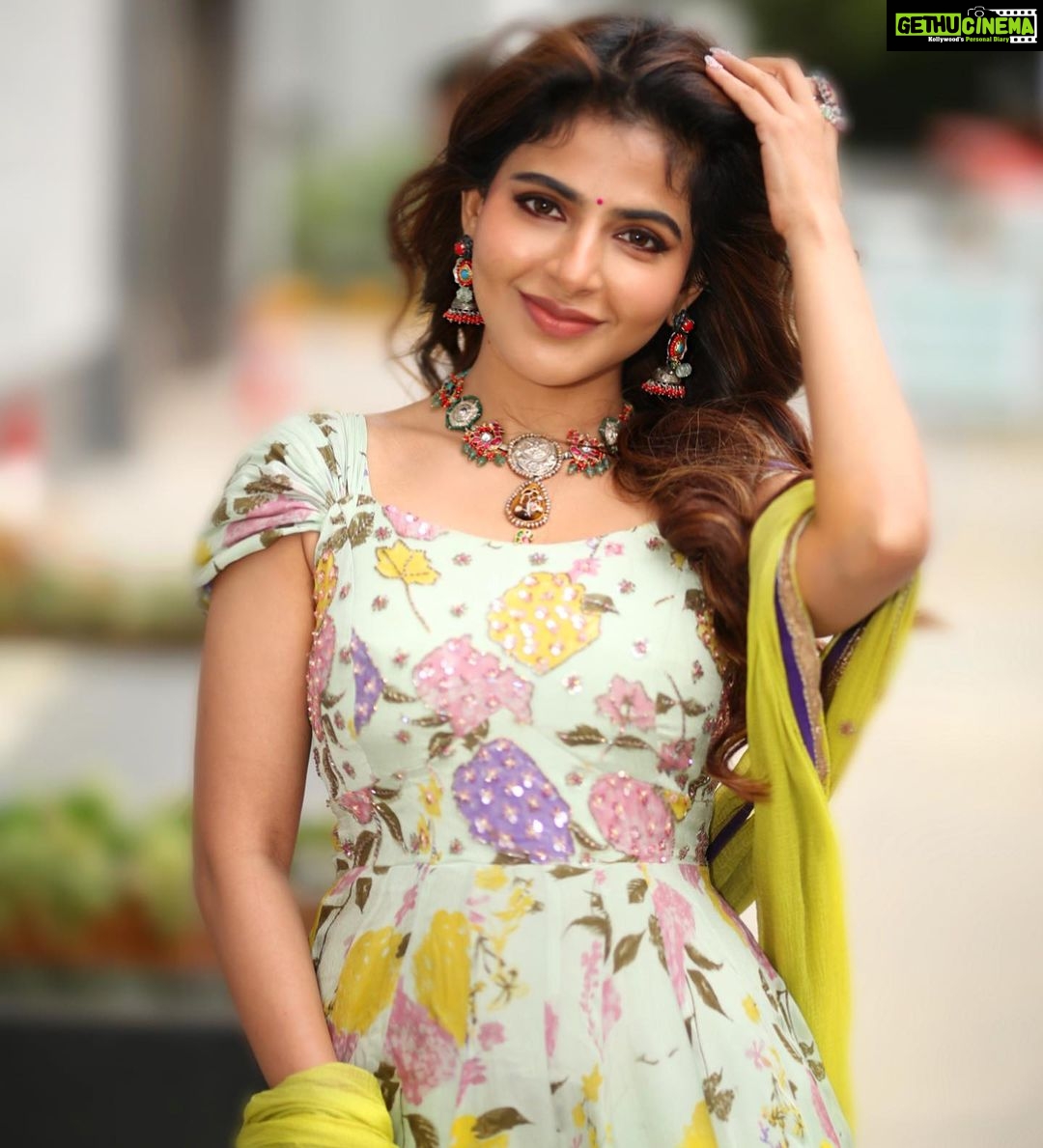 Iswarya Menon Instagram - #spy promotions 💣 . 📷 @ganeshpeddireddy Styling @saranya_raov @sknsankar Outfit: @seharrebysahiteereddy Accessories: @karnikajewelshyd