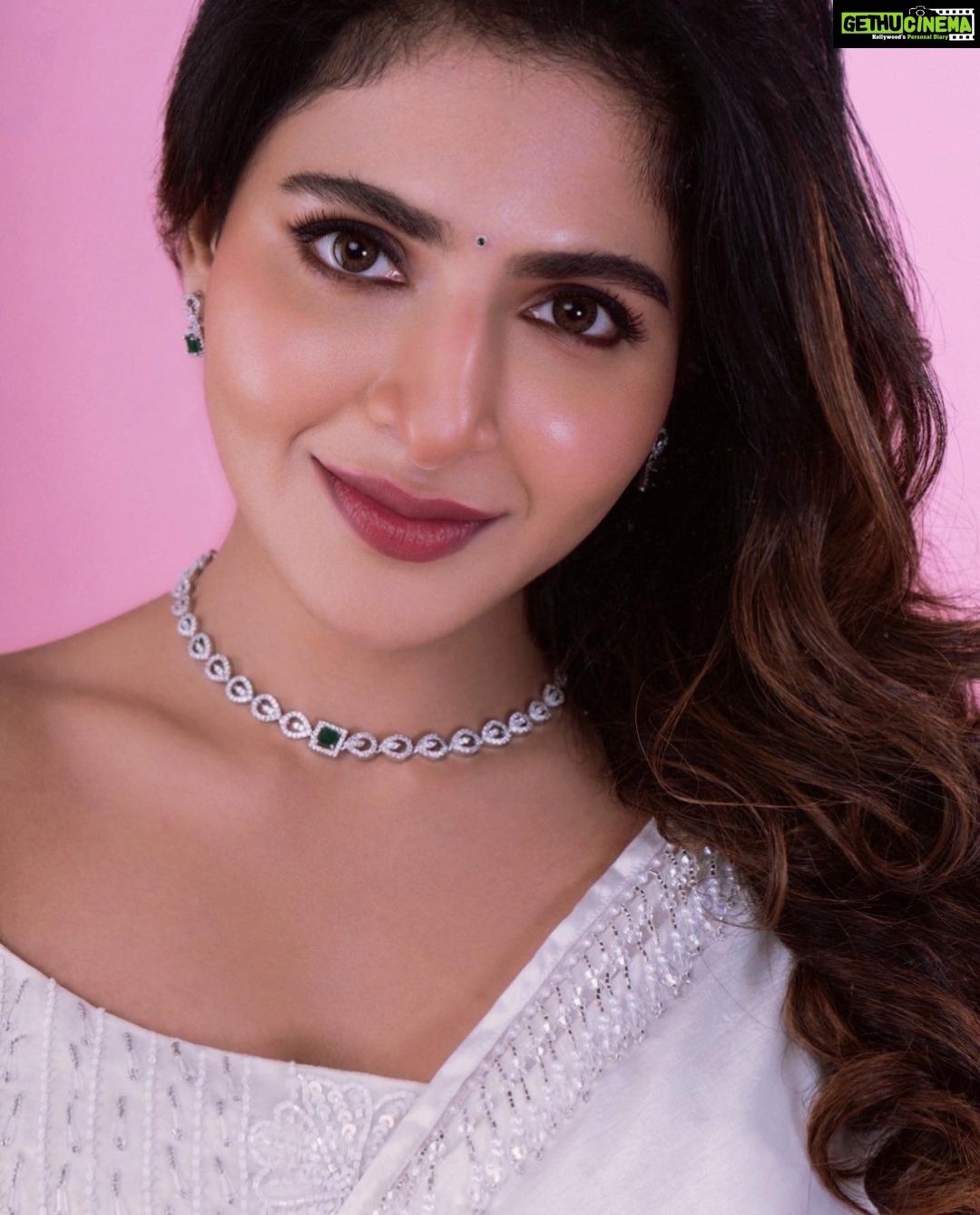 Iswarya Menon Instagram - For the love of wHiTe 🤍 . 📷 @shareefnandyala Styled by - @_akhiladasari Wearing - @sonaakshiraaj Jewellery - @alluringaccessories.a2 M&H - @glitterzmakeupstudiomakeup @shoaibs_art @ravi_deva987