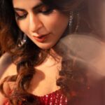 Iswarya Menon Instagram - 🌹 . 📷 @storiesbypreetham Styling @preethinarayanan Makeup @ramya_mua Hair @saree_drapist_kalai_hairstyle @affordy_closet @pepperfry_official @ ECR Road