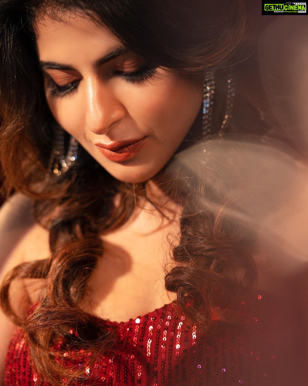 Iswarya Menon Instagram - 🌹 . 📷 @storiesbypreetham Styling @preethinarayanan Makeup @ramya_mua Hair @saree_drapist_kalai_hairstyle @affordy_closet @pepperfry_official @ ECR Road