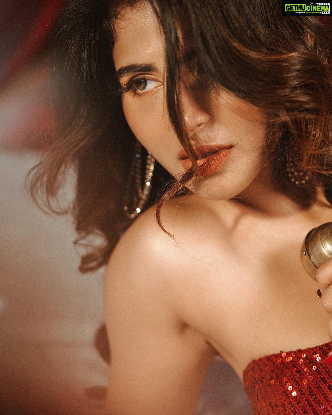 Iswarya Menon Instagram - Cuz itβs my birthday π€β€οΈβπ₯π₯ . π· @storiesbypreetham Styling @preethinarayanan @affordy_closet Makeup @ramya_mua Hair @saree_drapist_kalai_hairstyle @pepperfry_official @ ECR road