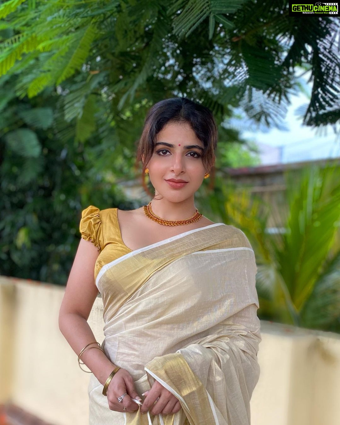 Iswarya Menon Instagram - Vishu Ashamsakal 🌸 . #happyvishu