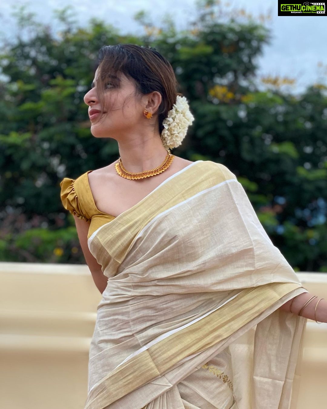 Iswarya Menon Instagram - Vishu Ashamsakal 🌸 . #happyvishu