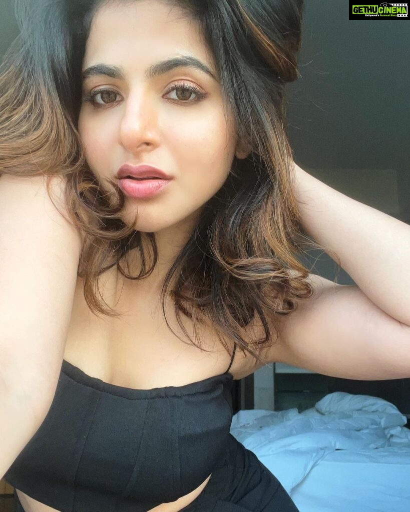 Iswarya Menon Instagram - Hey hey hey!!! Did you miss me ??? Been a week , so just Checking up on you 💋♥️