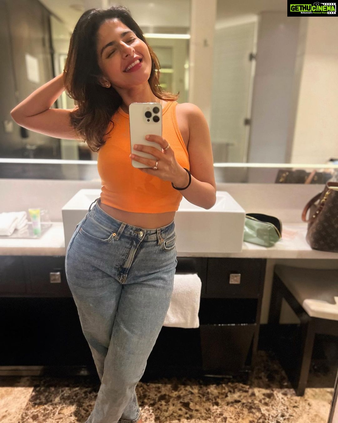 Iswarya Menon Instagram - It’s an OrAnGe kinda day 🍊