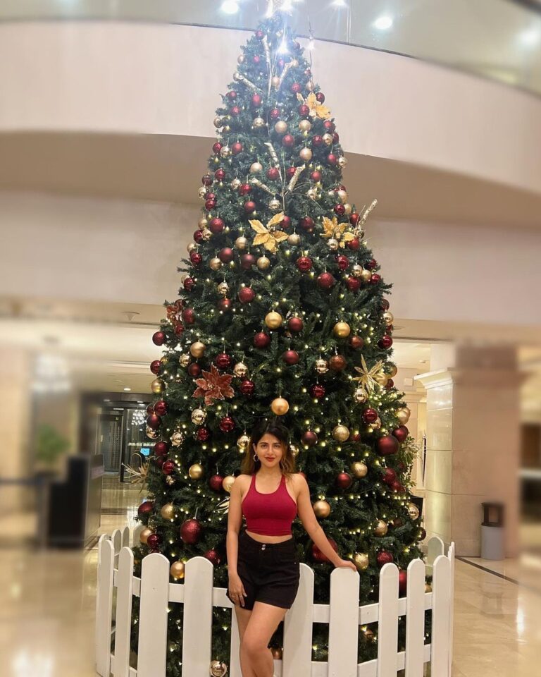 Iswarya Menon Instagram - Feeling all Christmasyyyyyyy 🌲🎅 Merry Christmas all of you 💋