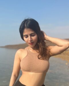 Iswarya Menon Instagram - Salty winds & messy hair 🤌🏼
.
#deadsea #jordan