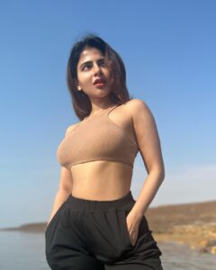 Iswarya Menon Instagram - Salty winds & messy hair 🤌🏼
.
#deadsea #jordan