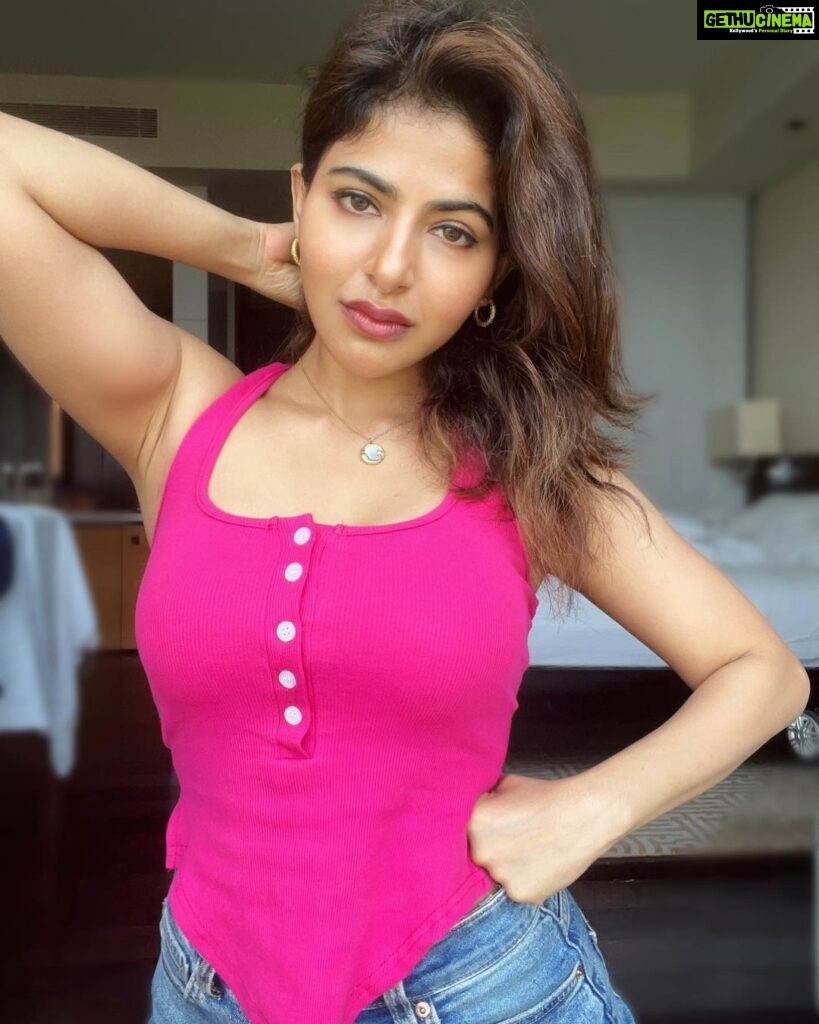 Iswarya Menon Instagram - Can’t say no to PINK ever 💖