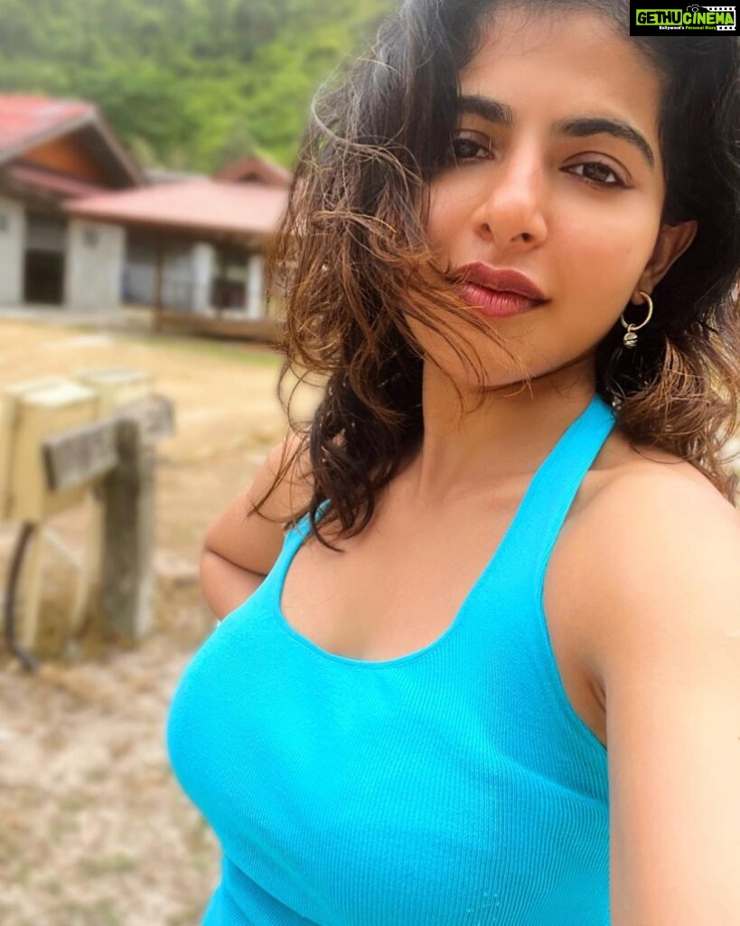 Iswarya Menon Instagram - Well I’d stop scrolling too 😜💙 #justsaying
