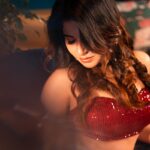 Iswarya Menon Instagram - 🌹 . 📷 @storiesbypreetham Styling @preethinarayanan Makeup @ramya_mua Hair @saree_drapist_kalai_hairstyle @affordy_closet @pepperfry_official @ ECR Road