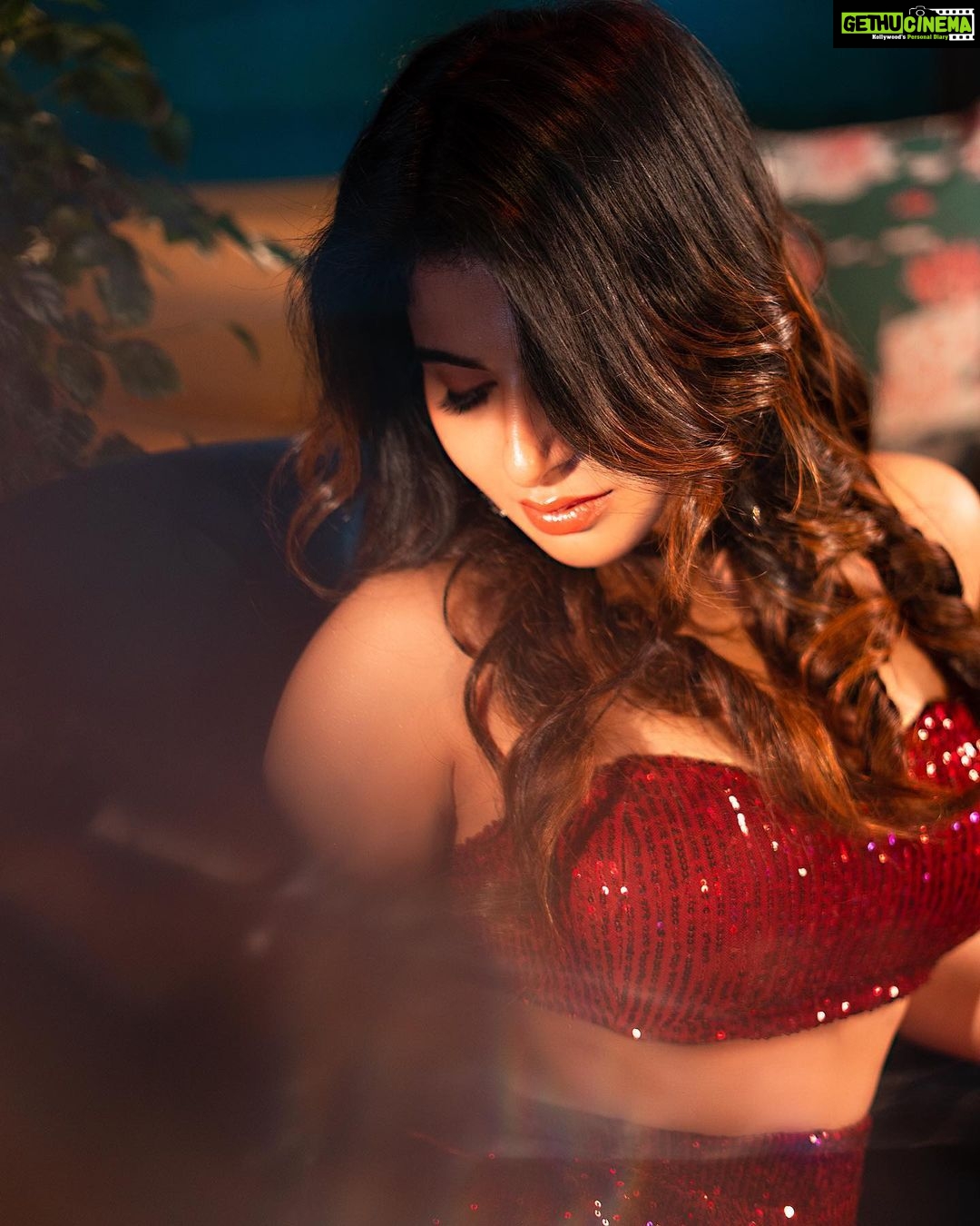 Iswarya Menon Instagram - 🌹 . 📷 @storiesbypreetham Styling @preethinarayanan Makeup @ramya_mua Hair @saree_drapist_kalai_hairstyle @affordy_closet @pepperfry_official @ ECR Road