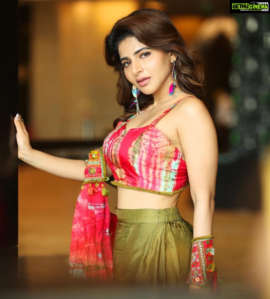 Iswarya Menon Instagram - Hi! Can I have your attention for 2 mins? 🥰 Ok now since I have got your attention, all I wanna say is I Love youuuuuu 💋 . Stylist- @saranya_raov 📷- @ganeshpeddireddy Outfit: @capisvirleo Styling assistant- @_anok_ok
