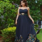 Iswarya Menon Instagram - Hey hey heyyyyyyyyy 💋💋💋 . Stylist- @saranya_raov 📷 @gold_chintu Outfit: @kaastaanbydivaajain Styling assistant- @_anok_ok