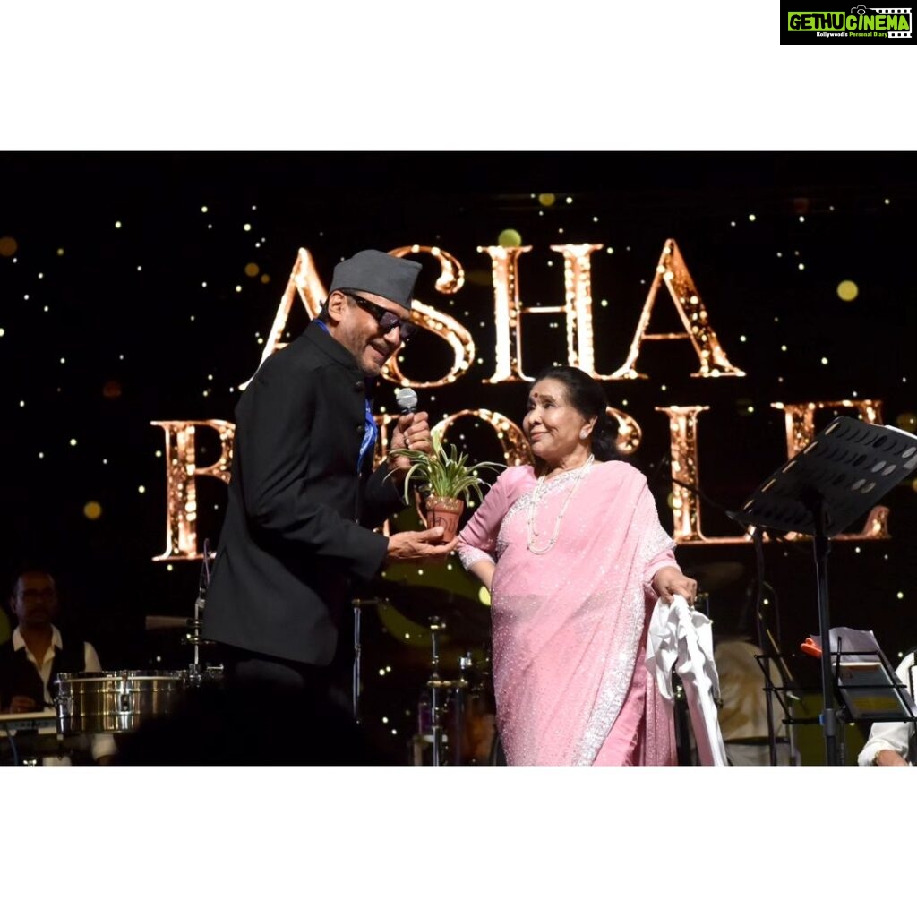 Jackie Shroff Instagram - With the living legend @ Asha ji #AshaBhosleConcert #89yrs