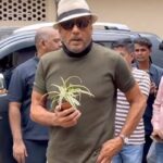 Jackie Shroff Instagram – The evergreen Jackie Shroff spreading his message of environment positivity everywhere he goes. Whether it’s during work or play, he never misses a chance to inspire his fans 

#JackieShroff @apnabhidu
#greenchampion #planetpositive #pedlagao #plantmoretrees