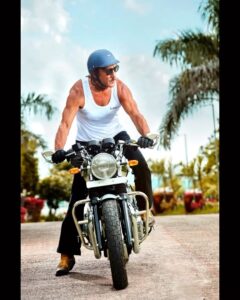 Jackie Shroff Instagram - When Life Gets You Down 
Remember
It’s Only One Down & The Rest Is Up 
The Super Cool @apnabhidu  @sirtexeazyindia #jackieshroff #originalcoolguy #rockstar #bollywoodstar #idol #truestyle #one&only #truetiger