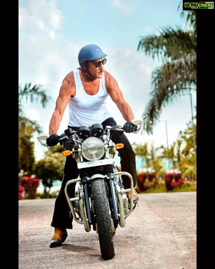 Jackie Shroff Instagram - When Life Gets You Down Remember It’s Only One Down & The Rest Is Up The Super Cool @apnabhidu @sirtexeazyindia #jackieshroff #originalcoolguy #rockstar #bollywoodstar #idol #truestyle #one&only #truetiger
