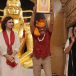 Jackie Shroff Instagram - Blessed to have received the Natraj Award by Morari Bapu ji 🙏 #moraribapu #hanumanjayanti #jackieshroff @chitrakutdhamtalgajarda @sangeetniduniya