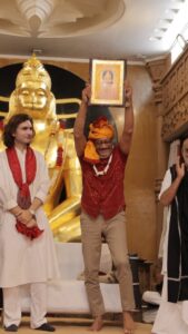 Jackie Shroff Instagram - Blessed to have received the Natraj Award by Morari Bapu ji 🙏
 
#moraribapu #hanumanjayanti #jackieshroff 
@chitrakutdhamtalgajarda
@sangeetniduniya