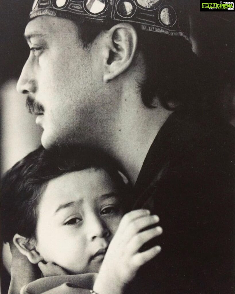 Jackie Shroff Instagram - Wishing the OG "Bhidu" #JackieShroff a very Happy Birthday with throwback pictures with kids @apnabhidu @tigerjackieshroff @kishushroff Source : Instagram #HappyBirthday #Bhidu #HDBJackieShroff #Bollywood #Throwback #Nostalgia #Jackie #TigerShroff #krishnashroff