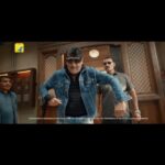Jackie Shroff Instagram - Bhidulog😎, ab har need ke liye best deals milenge on Flipkart. So shopping karni hai toh pehle Flipkart karo! 🤟 @flipkart #PehleFlipkartKaro