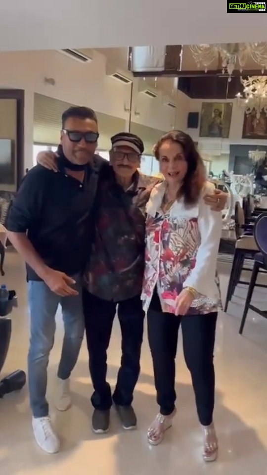 Jackie Shroff Instagram - Reposted from @mumtaztheactress Blessed to be with the two legends 🙏♥️ #BishuDa #Mumtazji