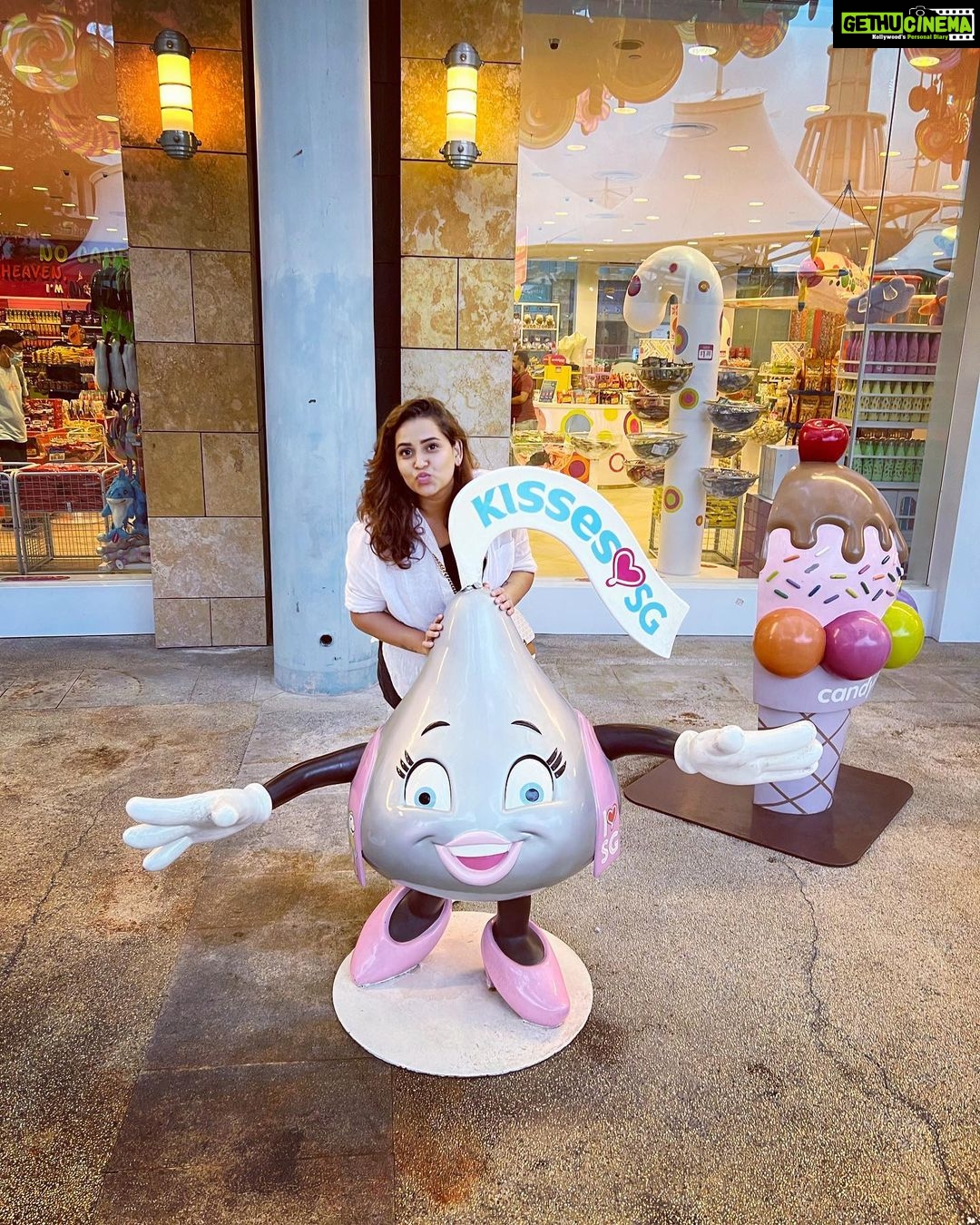 Jacqueline Fernandas Instagram - Chocolate fixes everything 😘