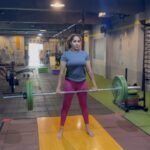 Jacqueline Fernandas Instagram – You are so much stronger than you think! 🏋️‍♀️
@editfitness 

#gym #weightlifting #deadlift #happyplace #edit #selflove #selfmotivation #squats #gettingstronger #beyourself #gymreels Edit Hybrid Fitness