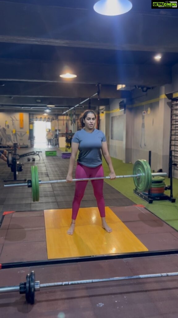 Jacqueline Fernandas Instagram - You are so much stronger than you think! 🏋‍♀ @editfitness #gym #weightlifting #deadlift #happyplace #edit #selflove #selfmotivation #squats #gettingstronger #beyourself #gymreels Edit Hybrid Fitness