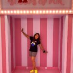 Jacqueline Fernandas Instagram - Scoops of fun 🤩 #singapore #vacation #happydays #icecreamlover #fav #love #spreadlove #memories MUSEUM OF ICE CREAM SG