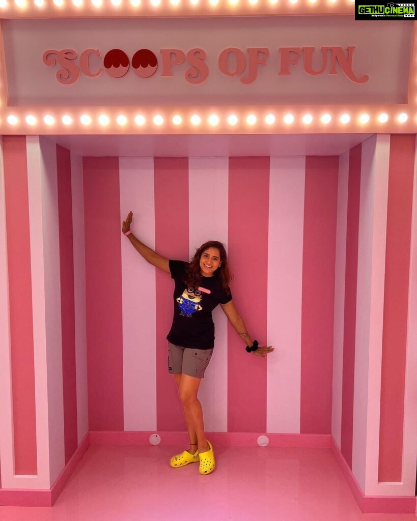 Jacqueline Fernandas Instagram - Scoops of fun 🤩 #singapore #vacation #happydays #icecreamlover #fav #love #spreadlove #memories MUSEUM OF ICE CREAM SG