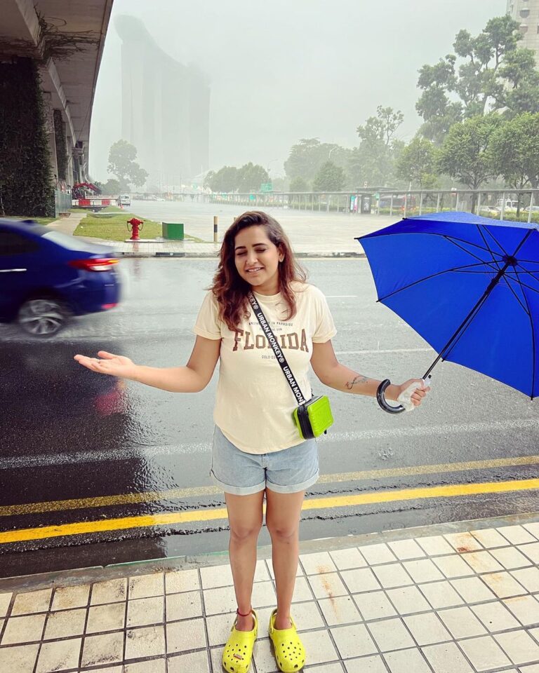 Jacqueline Fernandas Instagram - Drenched in love 🤍 #singapore #vacation #love #rain #bts #lyf #moment Singapore