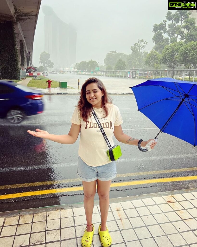 Jacqueline Fernandas Instagram - Drenched in love 🤍 #singapore #vacation #love #rain #bts #lyf #moment Singapore