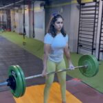Jacqueline Fernandas Instagram - Dead lift | 65kg | 5x5 🏋️‍♀️ @editfitness Edit Hybrid Fitness