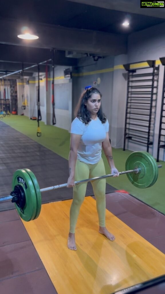 Jacqueline Fernandas Instagram - Dead lift | 65kg | 5x5 🏋‍♀ @editfitness Edit Hybrid Fitness