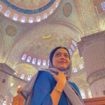 Janani Iyer Instagram - Can’t believe how much history and beauty is packed into one city! 🕌😍 Travel partner- @gtholidays.in #turkey #istanbul #bluemosque #hagiasophia #wanderlust İstanbul - Türkiye