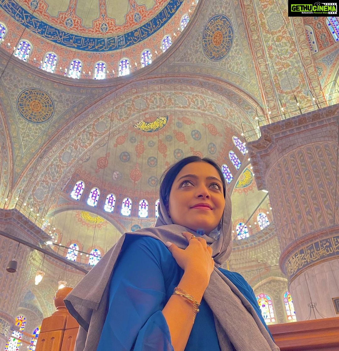 Janani Iyer Instagram - Can’t believe how much history and beauty is packed into one city! 🕌😍 Travel partner- @gtholidays.in #turkey #istanbul #bluemosque #hagiasophia #wanderlust İstanbul - Türkiye