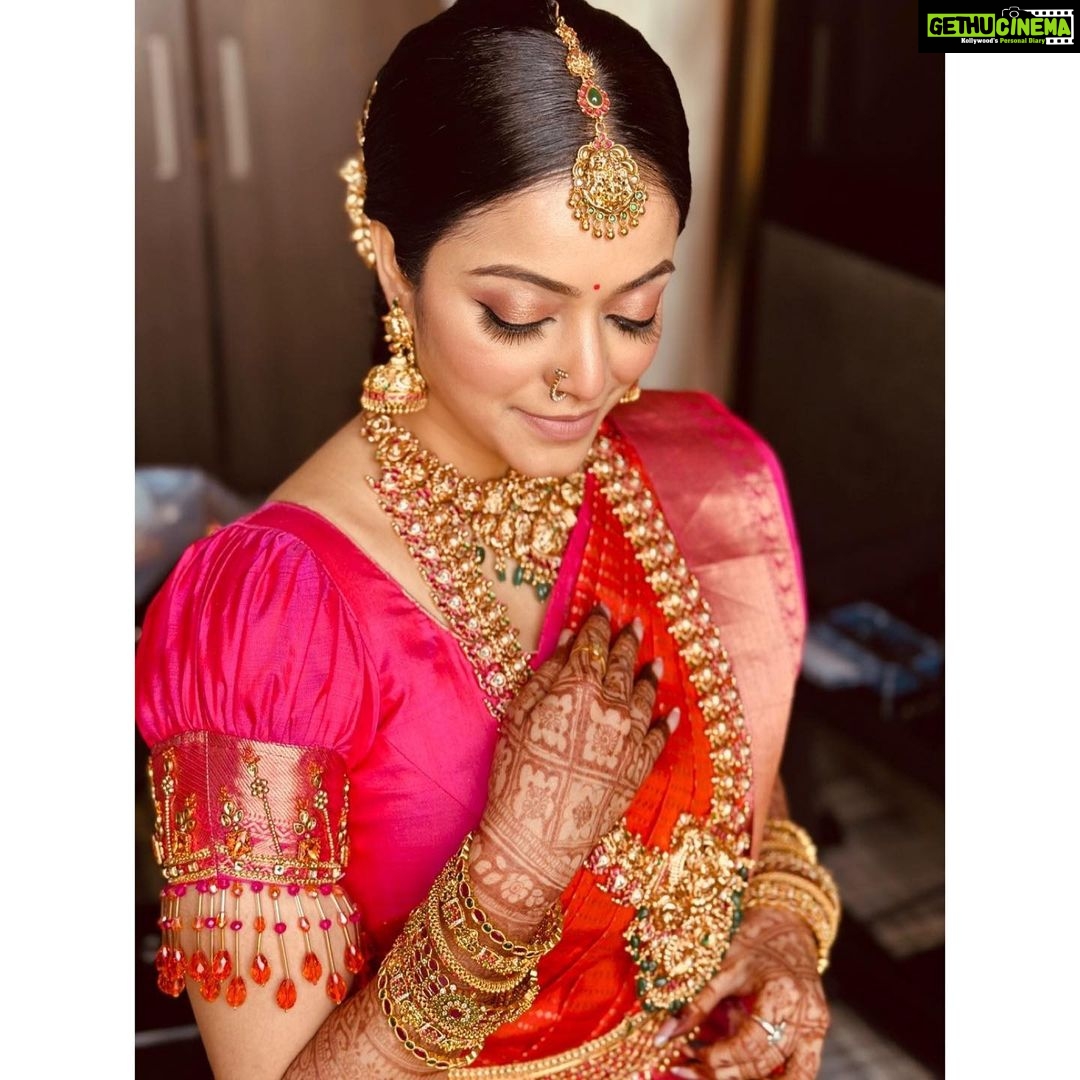 Janani Iyer Instagram - What I wore for my sister’s wedding! 🎉 Day-3 - Muhurtham Blouse- @varvidesigns Make up- @lakshmiajay_makeupartistry Hair- @mani_stylist_ Jewellery- @new_ideas_fashions