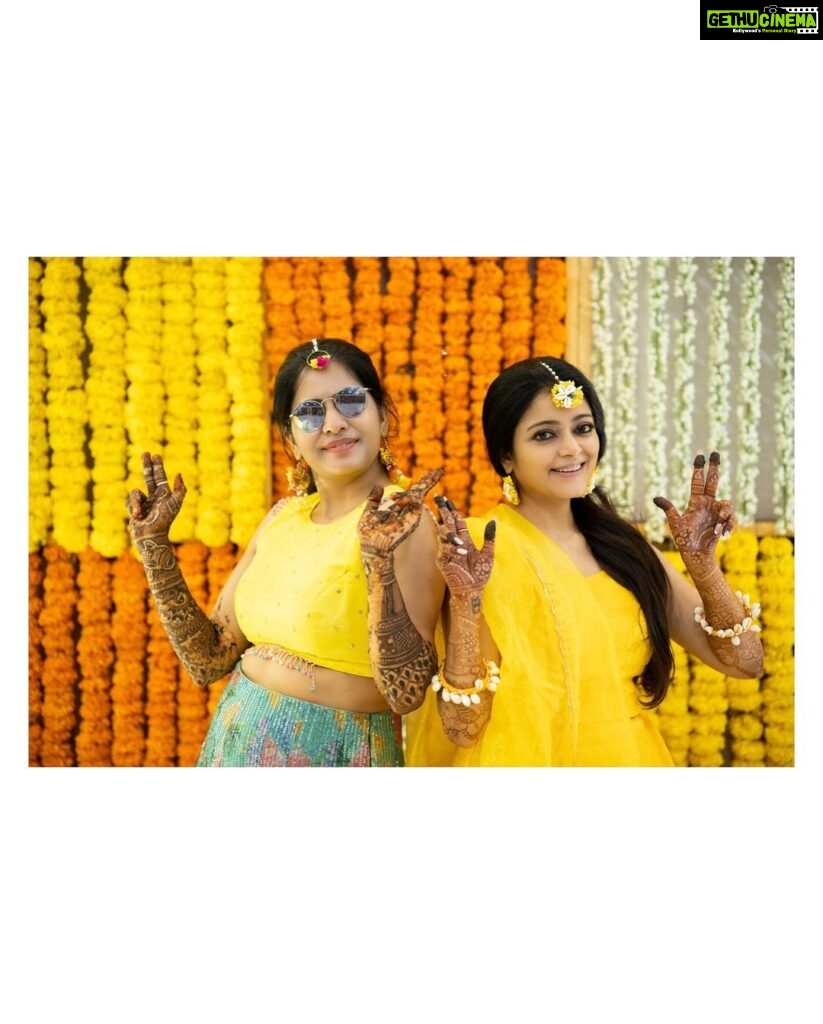 Janani Iyer Instagram - Enga Veetu Kalyanam! ❤🎉 Photo spam begins Day-1 #Mehendi Function Weddings are incomplete without mehendi! Outfit- @varvidesigns Photographer- @say_eee_haa_photography Mehendi- @saras_bridal_artistry @snehas_muheni