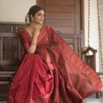 Janani Iyer Instagram - அனைவருக்கும் இனிய தமிழ் புத்தாண்டு நல் வாழ்த்துக்கள்.🎉 Saree- @thepallushop Photographer- @sathyaphotography3 Jewellery- @shopanicha @kattam.in Hair and draping: @nive_mehendi_makeup_artist Blouse: @thugil_designs