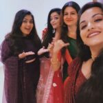 Janani Iyer Instagram - What we do in the backstage!!🥳❤️ @jananihere_ @anuanand_official @srinidhi_sriprakash #maanasi #anuanand #jananiiyer #srinidhi #reels #trending #tumtum #backstage #fun #blooper