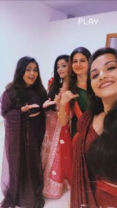 Janani Iyer Instagram - What we do in the backstage!!🥳❤️
@jananihere_ @anuanand_official @srinidhi_sriprakash 

#maanasi #anuanand #jananiiyer #srinidhi #reels #trending #tumtum #backstage #fun #blooper