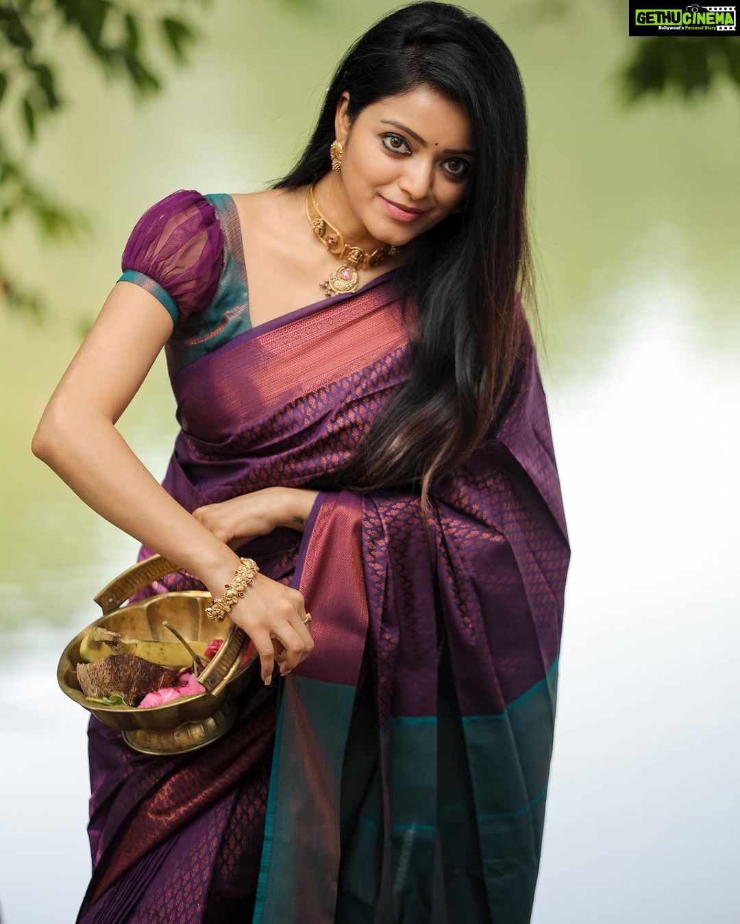 Janani Iyer Instagram - Whatever you are, be a good one! Saree- @thepallushop Photographer- @dhanush__photography Jewellery- @pradejewels Blouse- @talesofthayal