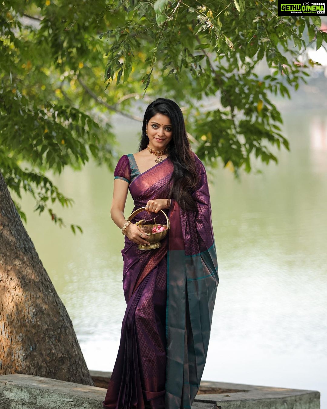 Janani Iyer Instagram - Whatever you are, be a good one! Saree- @thepallushop Photographer- @dhanush__photography Jewellery- @pradejewels Blouse- @talesofthayal